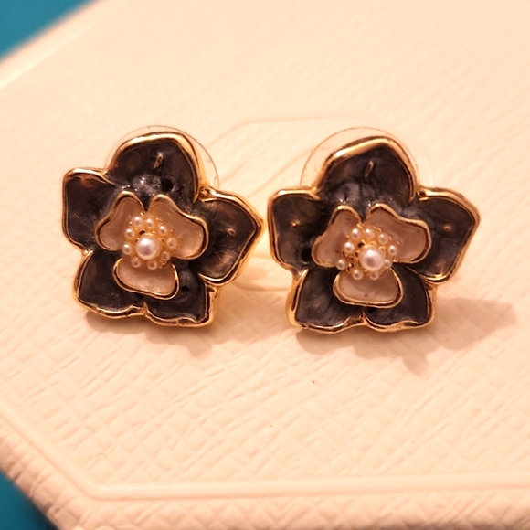 🌻 SALE 4 FOR $25! Flower Pearl Stud Earings - Picture 1 of 1